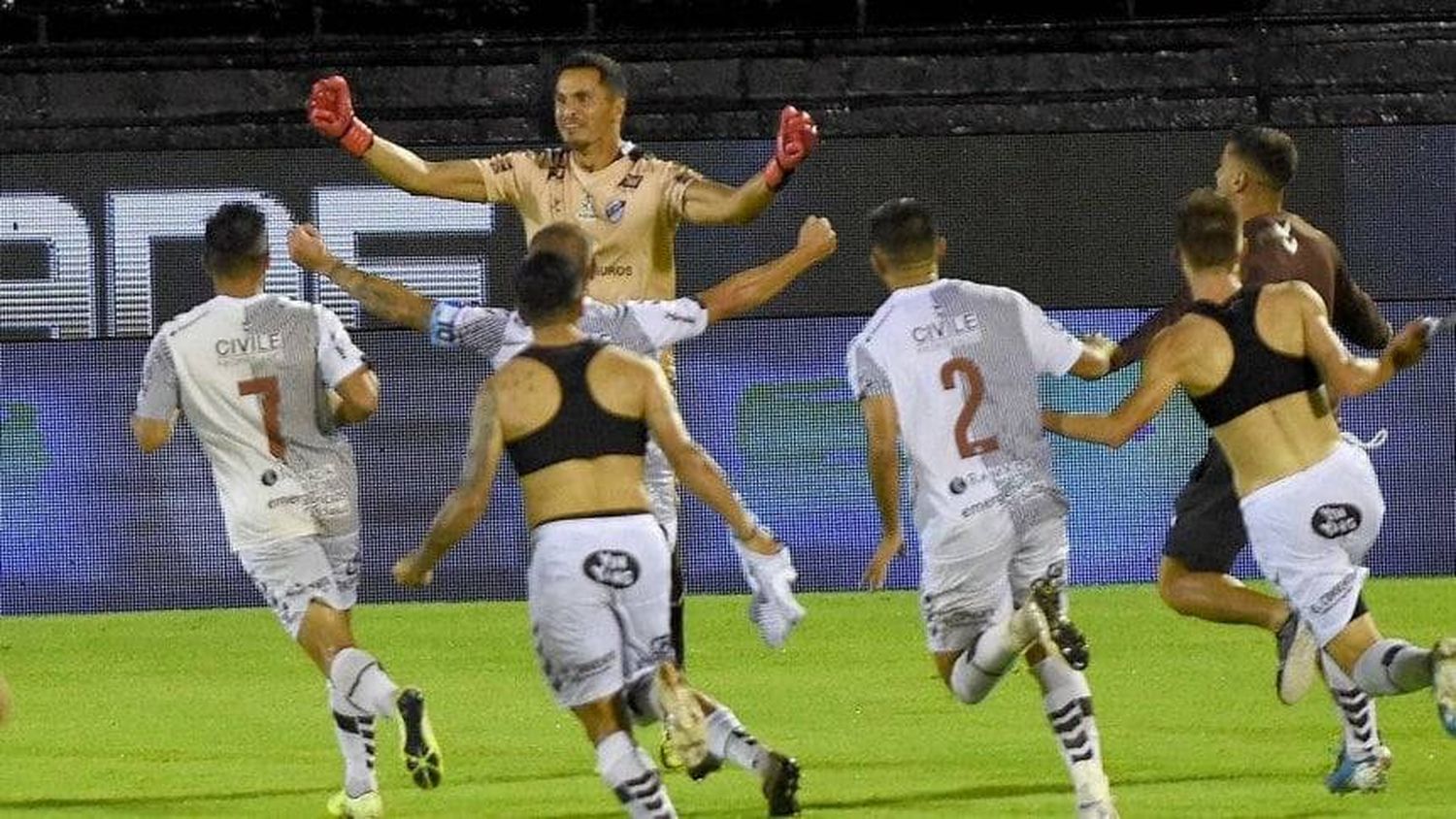 Platense derrotó por penales a Estudiantes de Río Cuarto y ascendió a Primera División luego de 22 años