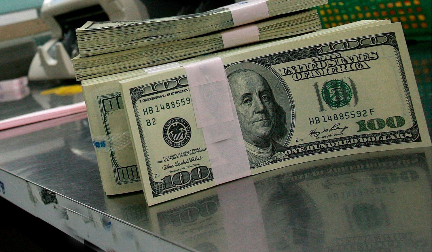 Ya se pueden comprar dólares en efectivo sin límite