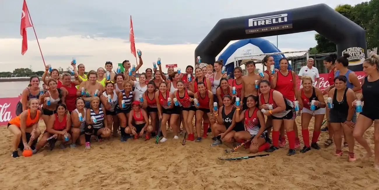 Compitieron y se divirtieron. Parte de las/los 90 participantes de la 6ta. edición de la Copa Fleming y Martolio de Beach Hockey.