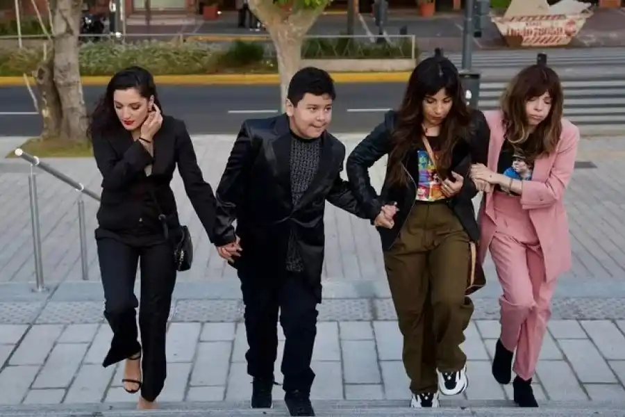 Jana, Dieguito, Gianinna y Dalma Maradona caminaron tomados de la mano