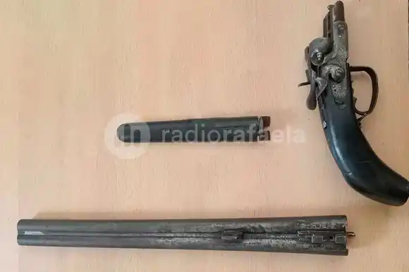 Denunció que habían escondido una escopeta en su casa