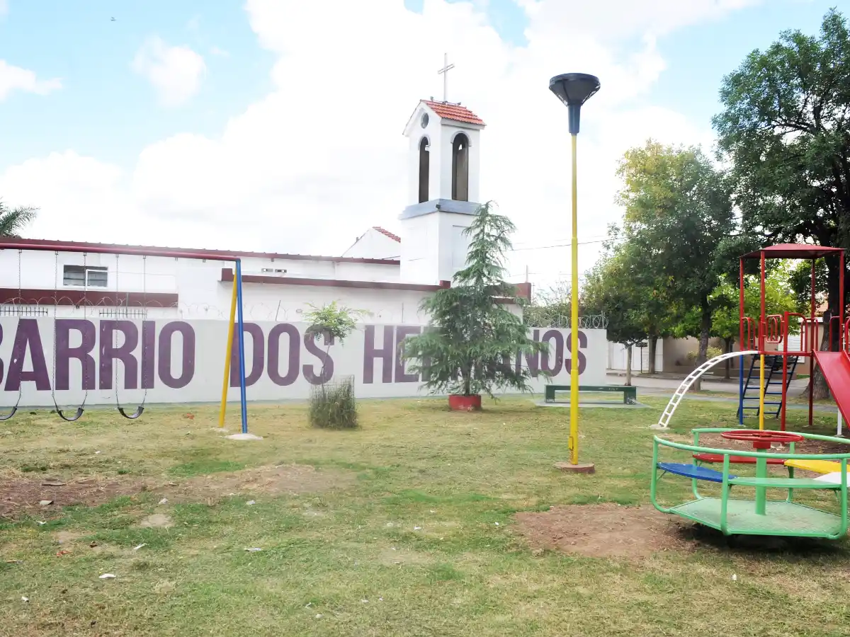 Vecinos repusieron juegos en la plaza de barrio Dos Hermanos 