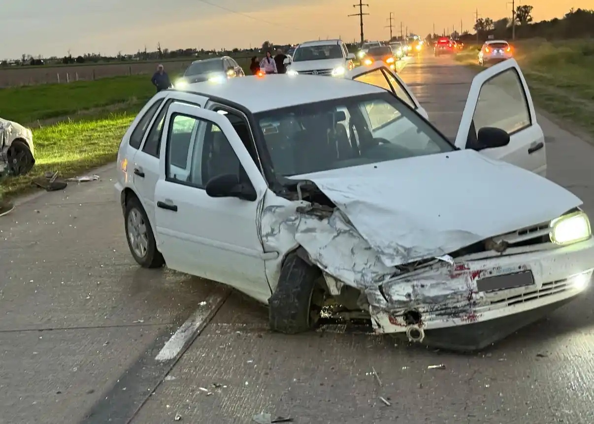 Dos jóvenes sufrieron lesiones graves en choque múltiple en Freyre