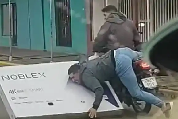 Campaña viral para ubicar a los correntinos a los que se les cayó de la moto un televisor smart de 65 pulgadas