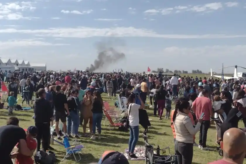 Tragedia en la provincia: cayó un avión en un festival aéreo y murieron dos personas