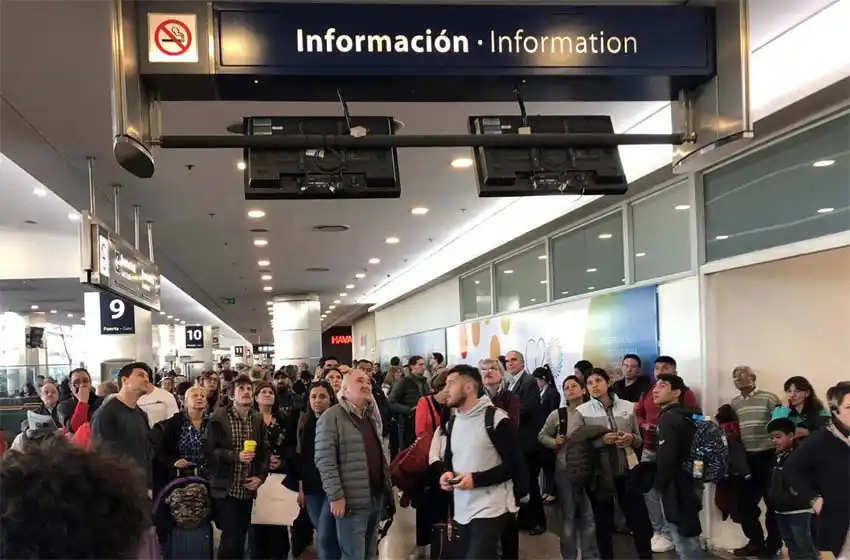 Conflicto gremial: hay miles de pasajeros varados en Ezeiza y Aeroparque