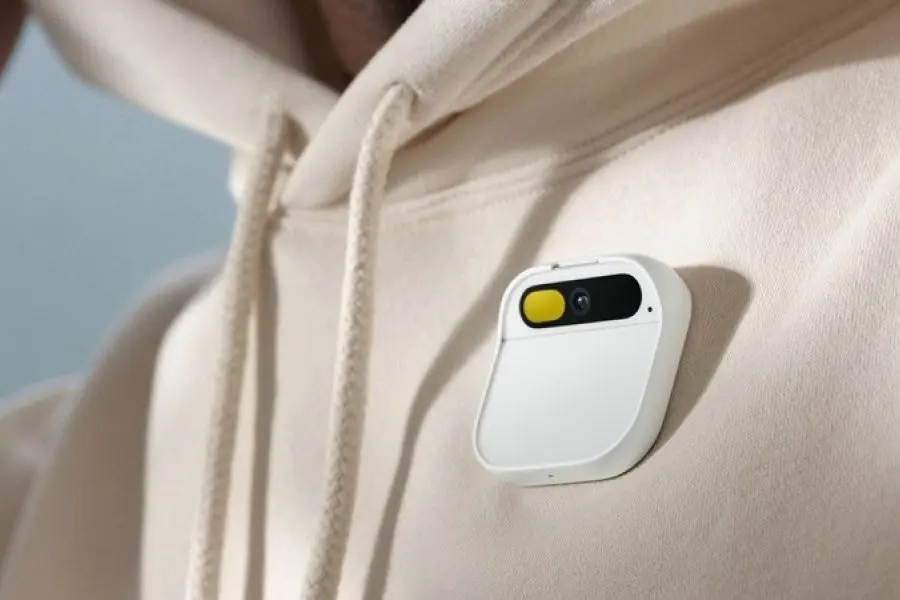Cómo es el AI Pin, un dispositivo inteligente que proyecta imágenes en la mano y replica funciones del smartphone