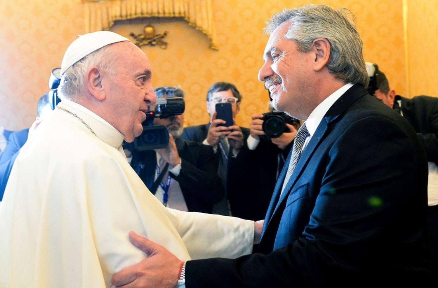 En una carta, Francisco le pidió a Alberto Fernández “soluciones adecuadas” para los más débiles