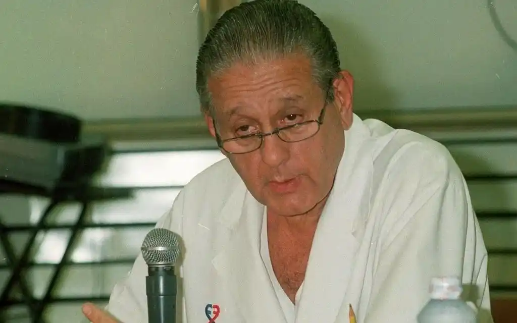 Proponen levantar un monumento a René Favaloro en la Plaza Moreno de La Plata