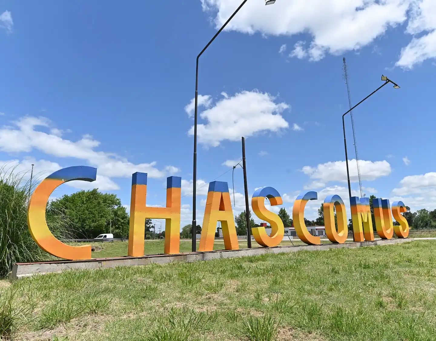 Los famosos atardeceres de Chascomús ya están reflejados en el ingreso a nuestra ciudad