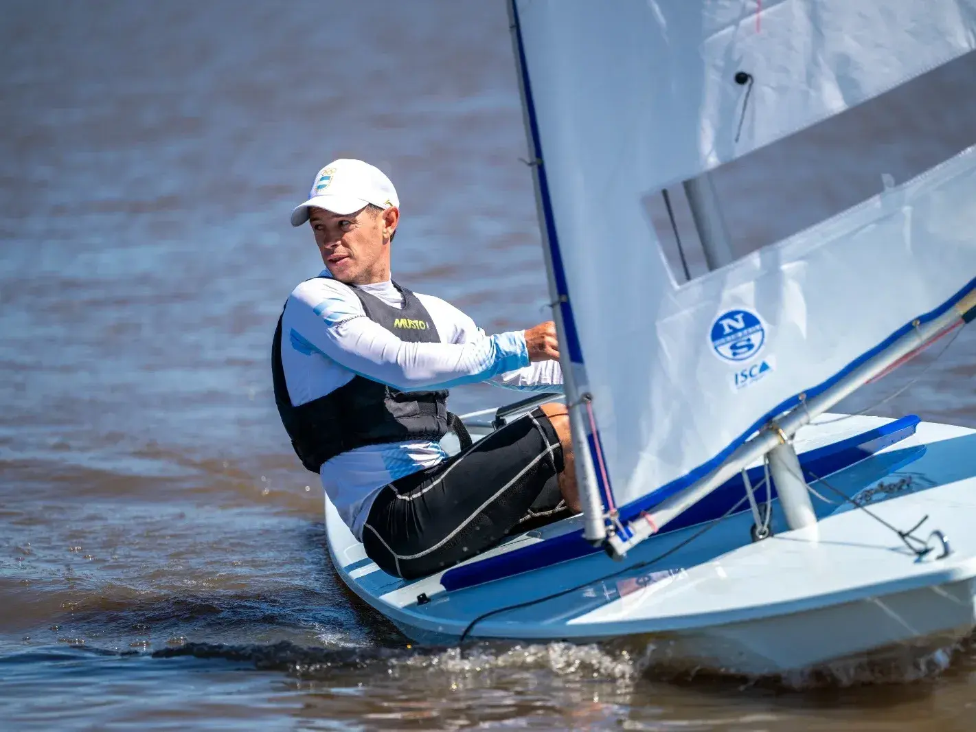 Martín Alsogaray lidera la clasificación general de la clase Sunfish en los Juegos Suramericanos.