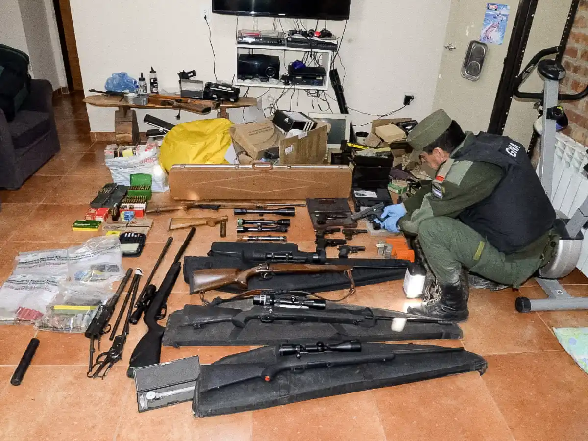 Incautaron un poderoso arsenal tras allanamientos en varias provincias: hay 17 detenidos
