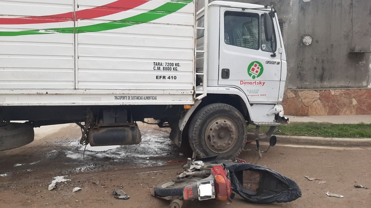 Motociclista lesionado al chocar con un camión