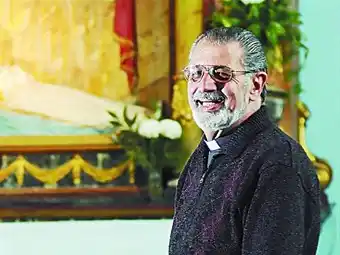 Es viudo, tiene 73 años y será sacerdote