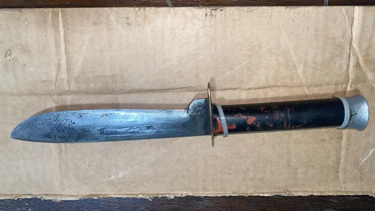 La cuchilla utilizada por el agresor fue secuestrada por la policía.