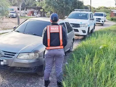 Secuestraron un automóvil y buscan 
al chofer que intentó atropellar a un policía