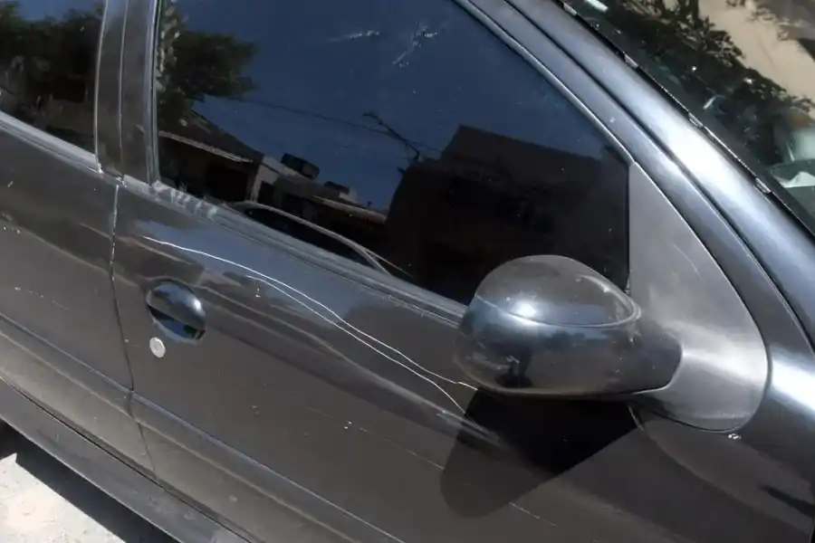 Su ex novia rayó y le tiró ácido a su auto 