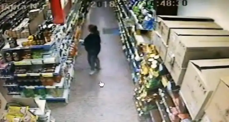 Otro robo filmado en supermercado: Se llevó dulce de leche escondido entre sus prendas