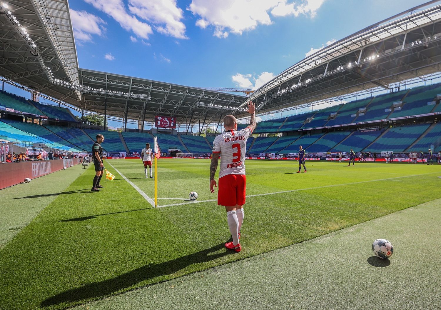 Volvió la Bundesliga, con estadios vacíos, cuidados extremos y festejos de gol aislados