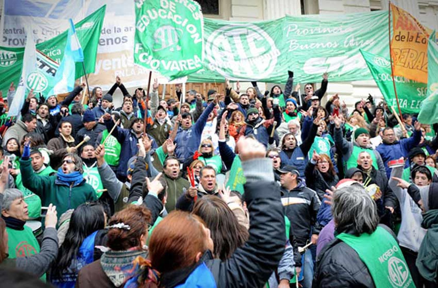 Un gremialista del Estado dijo que no marchan los fines de semana porque «la gente descansa y mira fútbol»