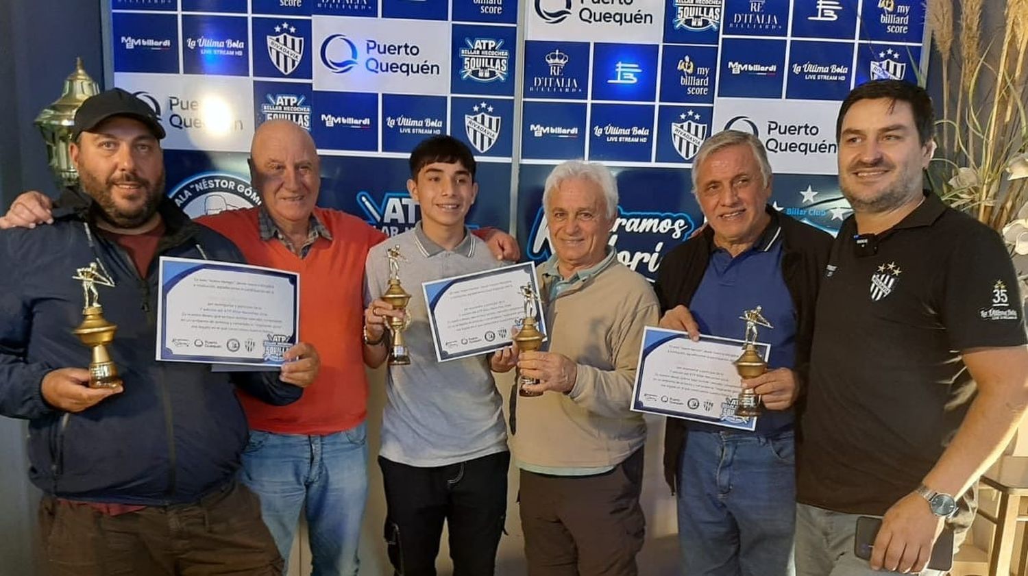 Entrega de premios. De izquierda a derecha: Juan Gabriele (3° puesto), Alberto Prieto (colaborador), Axel Acosta (1° puesto), Ernesto Fernández (2° puesto), José Pedro (4° puesto) y Martin Mariño (organizador)