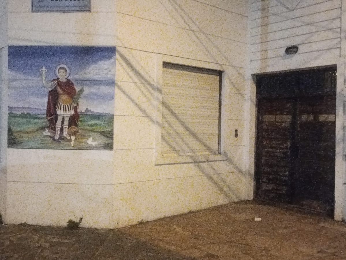 Un joven rompió una ventana e intentó sustraer prendas de Cáritas