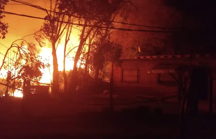 Tensión en zona norte por incendio de magnitud en una chatarrería