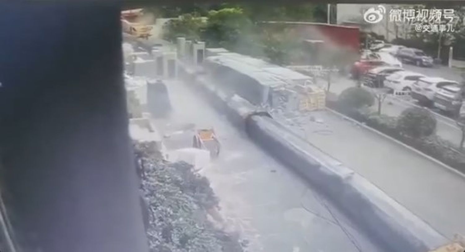 Impactante video: un trabajador se salvó por segundos de ser aplastado por una grúa