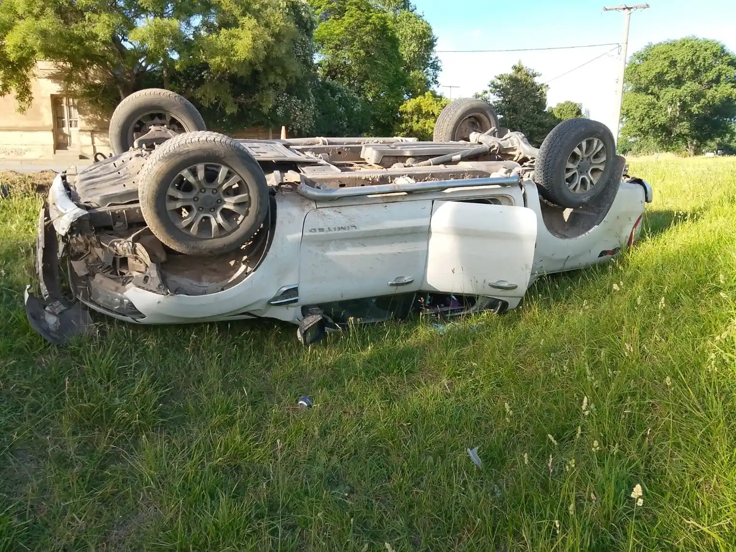 Vuelco en la ruta 72 y el acceso a Orense: dos lesionados - Image 1