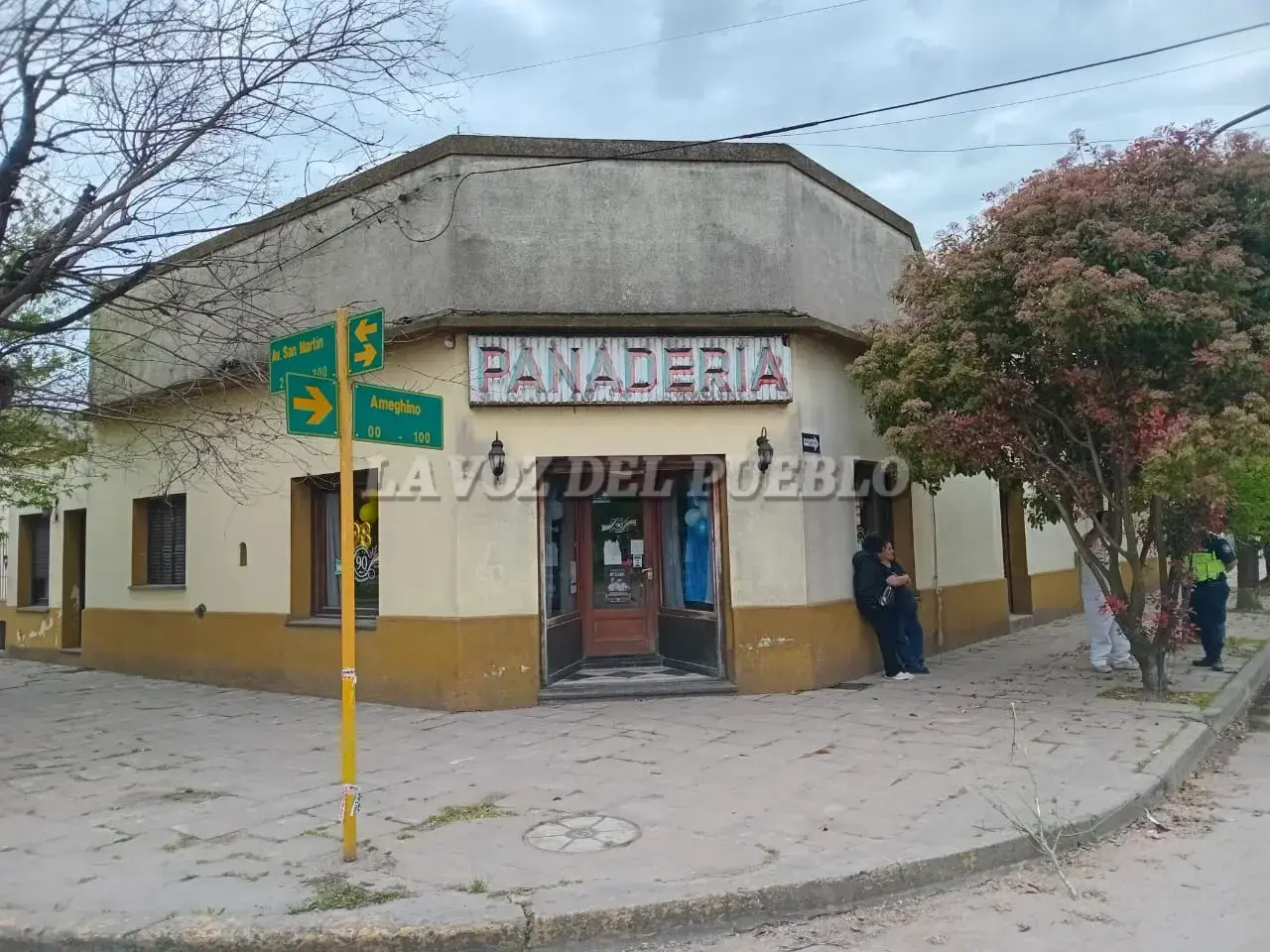 La panadería chavense por fuera. Está ubicada en la intersección de la Av. San Martín y Ameghino