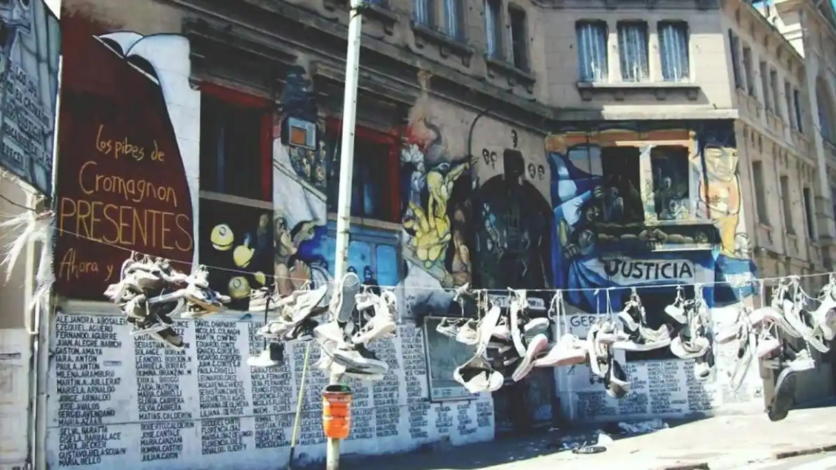 El lugar donde ocurrió el trágico incendio se convirtió en un santuario