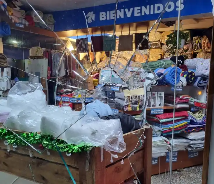 Roturas. En las vidrieras del local de avenida 58 y calle 69, a cien metros del centro de monitoreo municipal