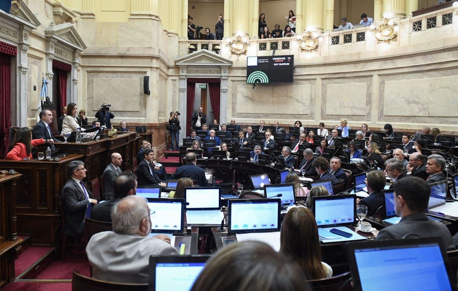 La vicepresidenta, Victoria Villarruel, preside la sesión en el Senado de la Nación, en la que se debatió y rechazó el DNU 70/23.