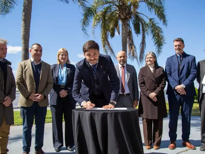 El gobernador Pullaro en la firma del convenio. Foto: GSF