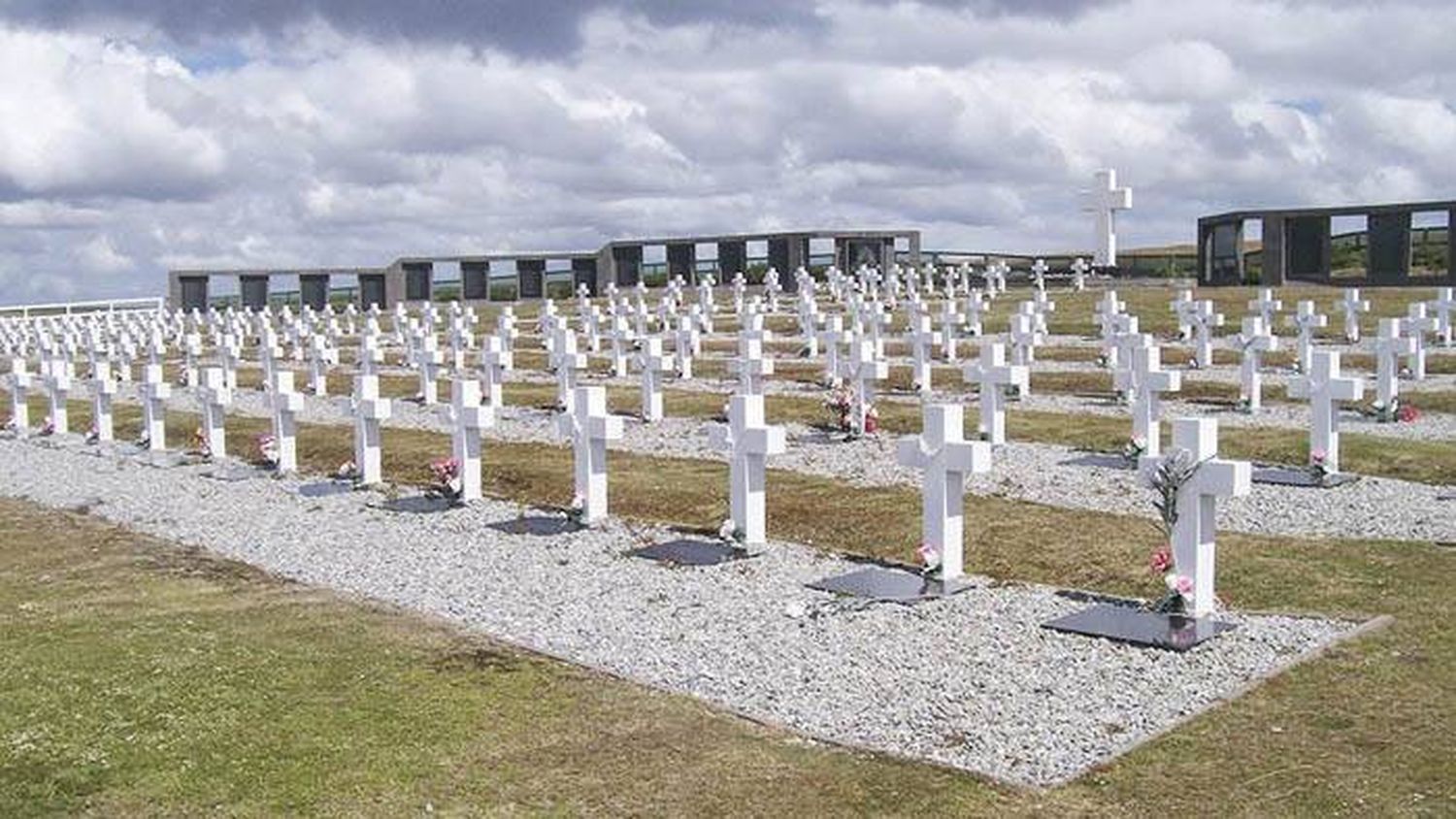 Argentina y  Reino Unido acordaron nuevas identificaciones de soldados caídos en Malvinas