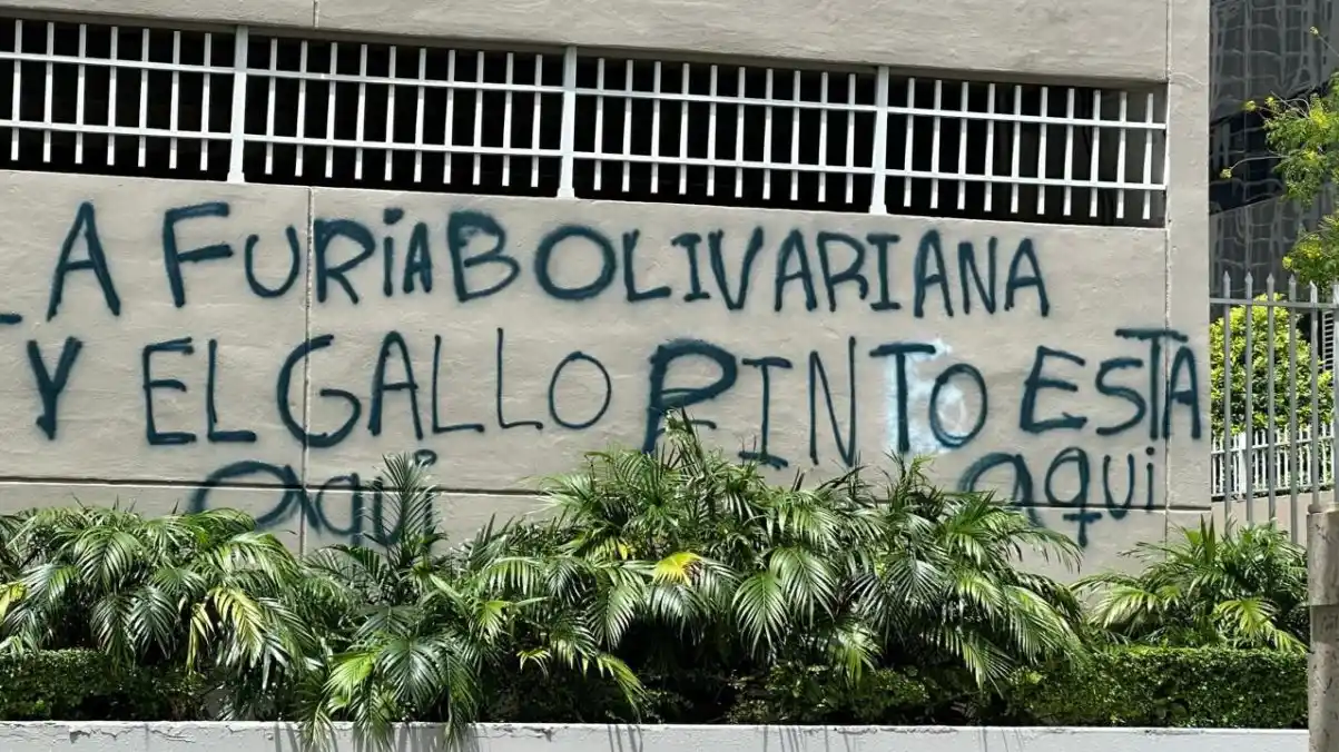 EL «GALLO PINTO» LLEGÓ A MIAMI: pintaron graffiti de la «furia bolivariana» en Brickell