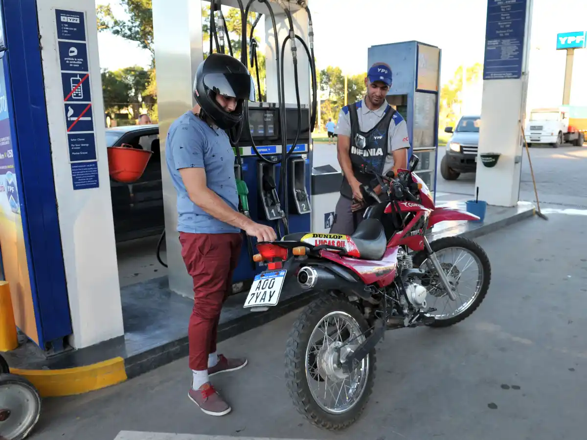 Uso del casco: vuelven a insistir con las estaciones de servicios 