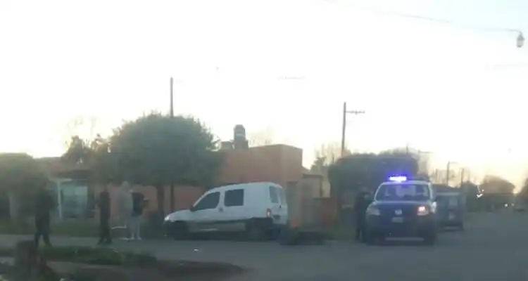 Un hombre lesionado al chocar en moto contra un auto