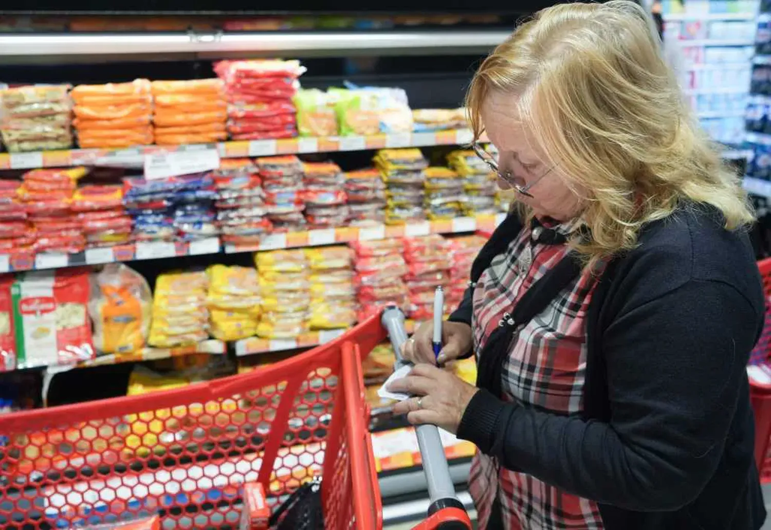 Las ventas en supermercados y autoservicios cayeron un 22,3 % interanual en septiembre