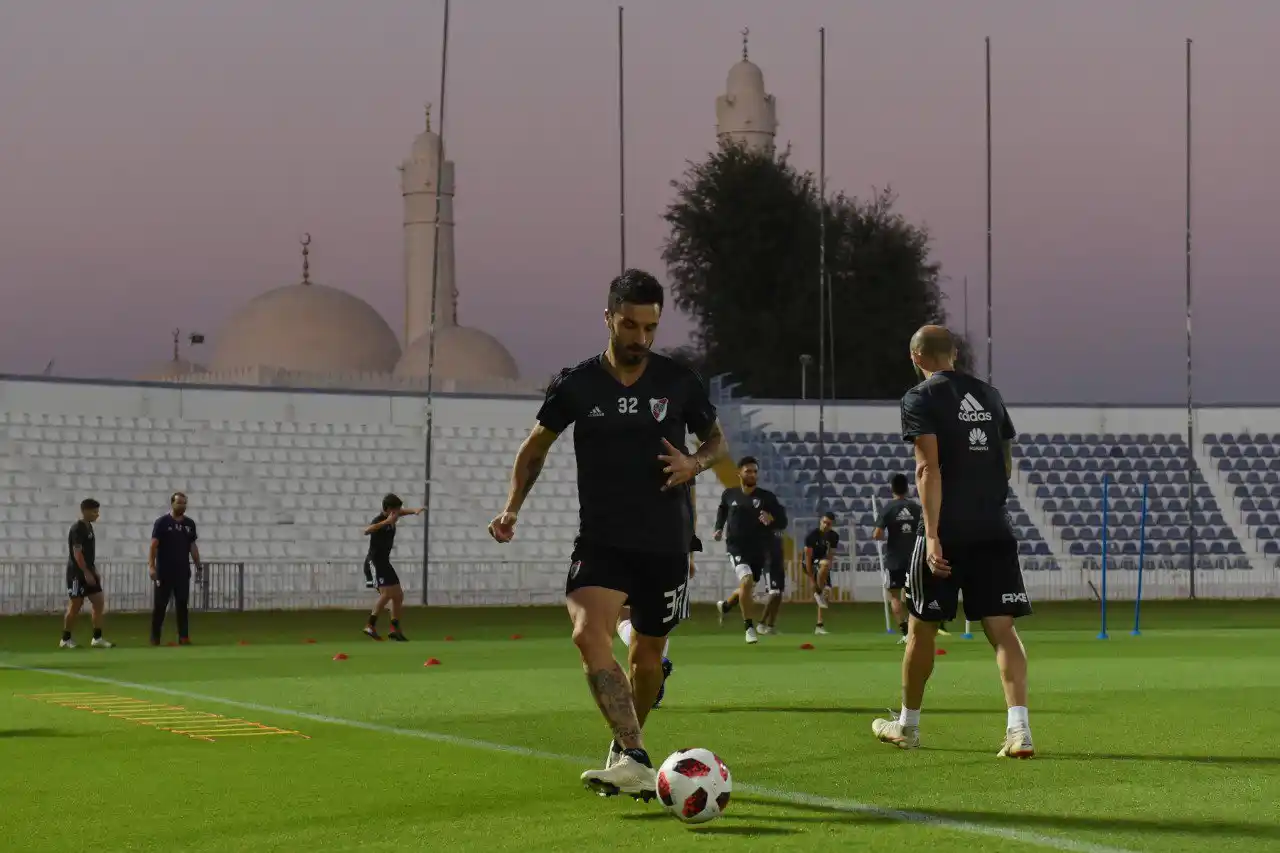 El plantel "millonario" hizo su arribo a Abu Dabi