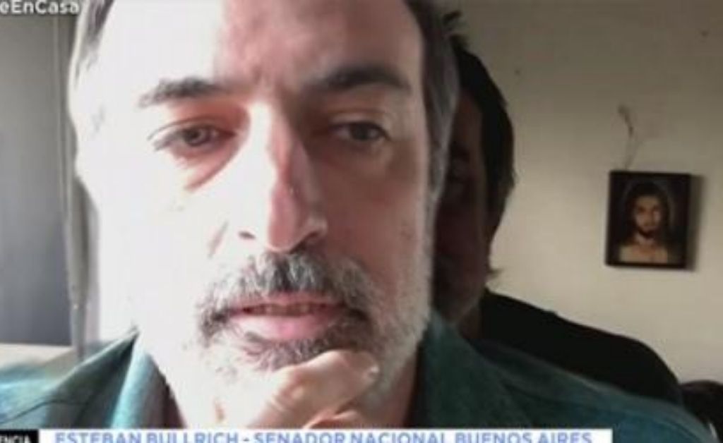 Los memes de Esteban Bullrich luego de usar un fondo virtual