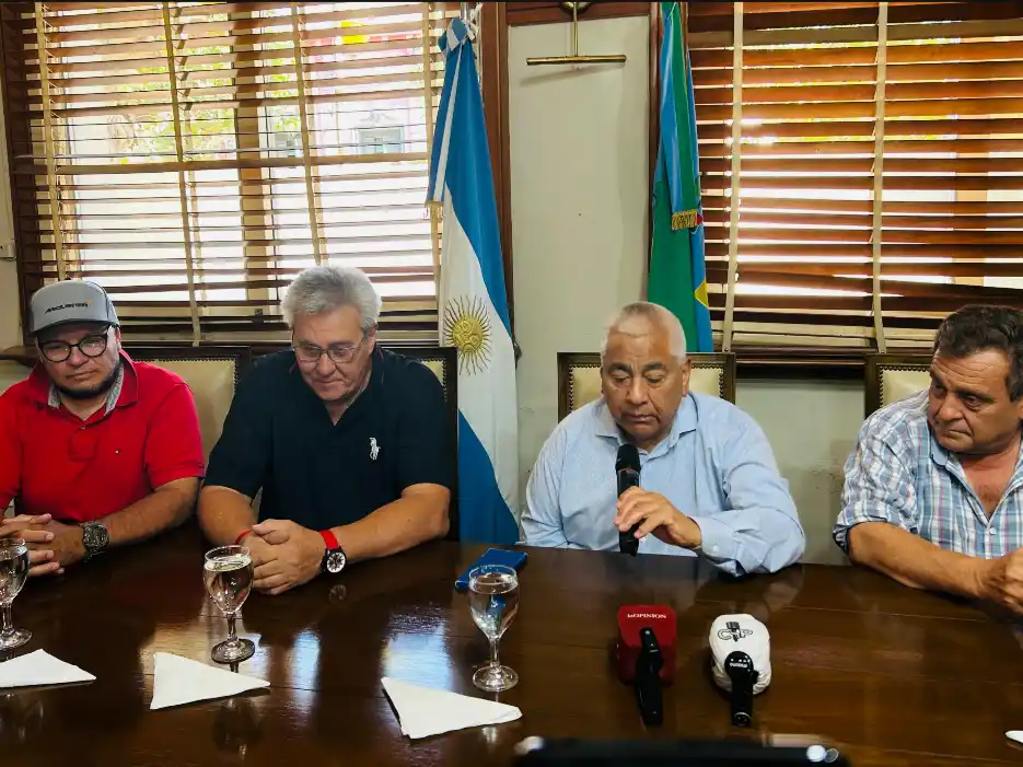 El intendente Salazar y Fernando Iglesias encabezaron la presentación del VI Rally. PH: La Opinión.