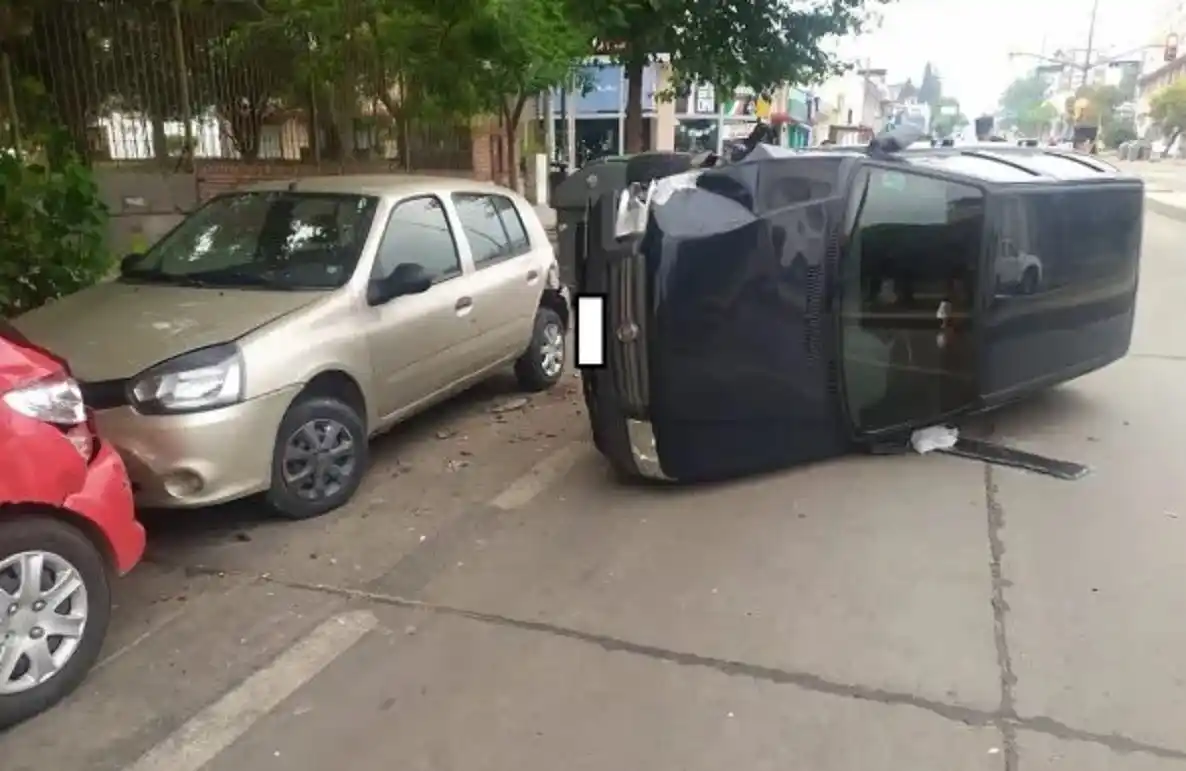 Una mujer que conducía alcoholizada se salvó de milagro tras volcar con su auto