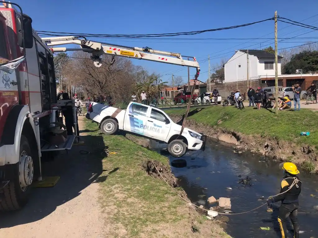 Burzaco: Una persecución terminó con un patrullero en el arroyo