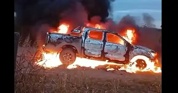 Tensión por el incendio total de una camioneta en plena tarde en Ruta Provincial 22