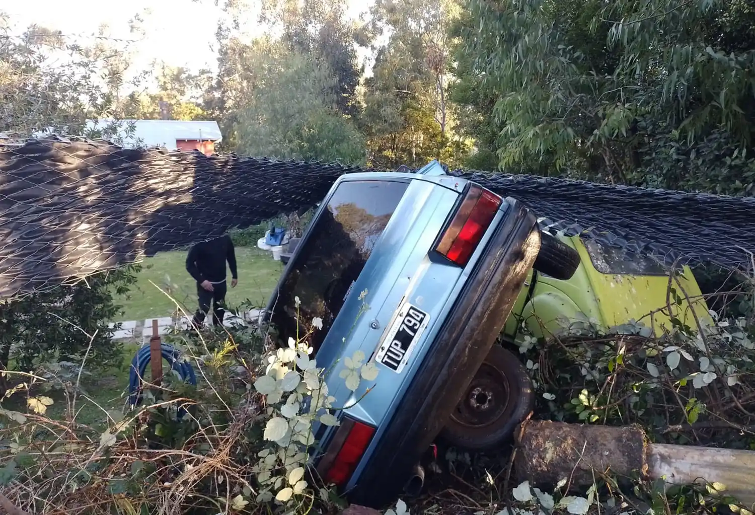 Un auto sin control terminó en el patio de una casa en Villa del Parque