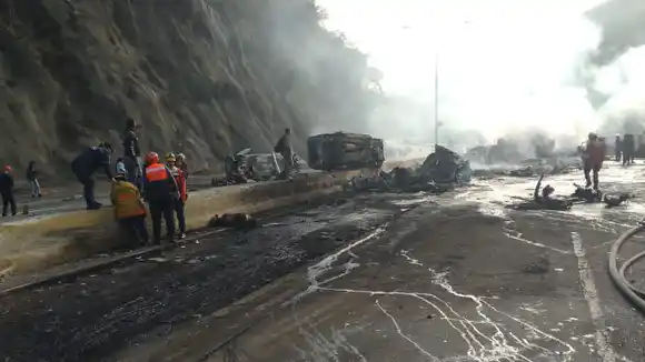 Asciende a 20 número de fallecidos por accidente en autopista Caracas – Guarenas (+FOTOS)
