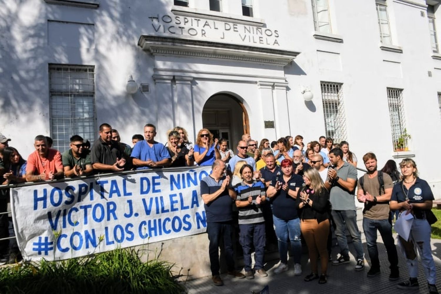 Abrazo solidario en pedido de seguridad por el Hospital Víctor J. Vilela: “Queremos venir seguros al lugar de trabajo, nada más”