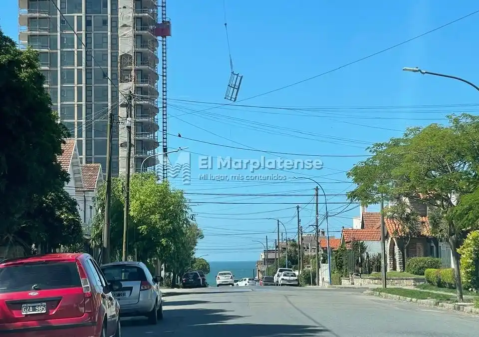 El tránsito fue inmediatamente en la zona de Alem y la costa, donde quedó colgando el andamio.