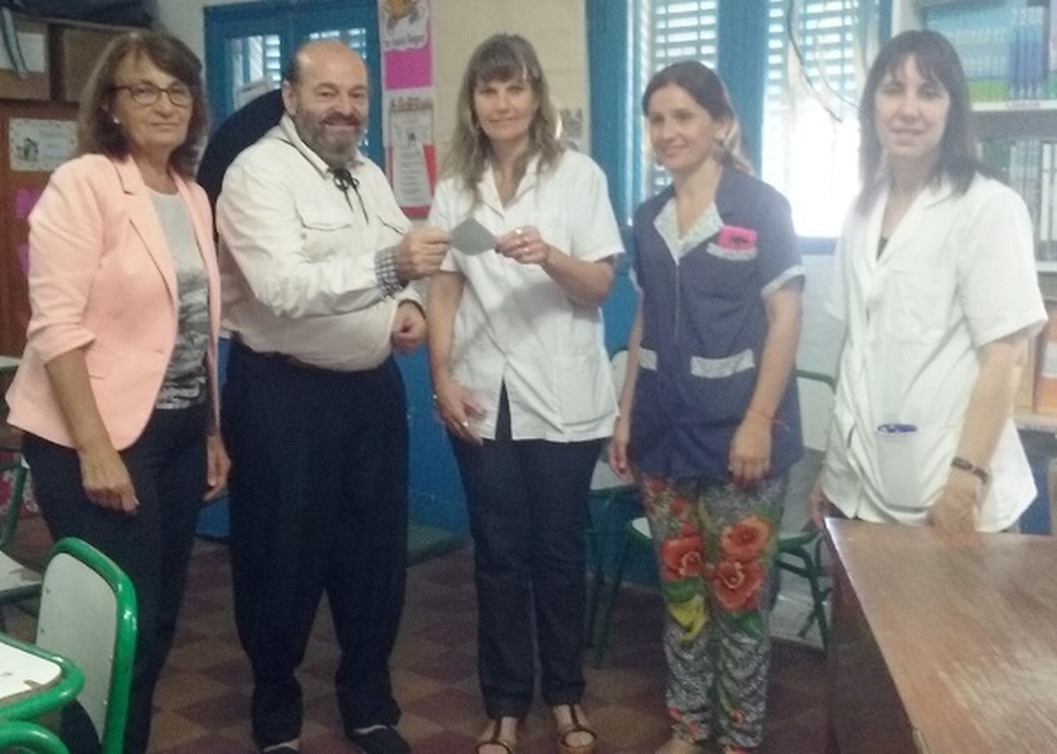 Entregaron aportes para finalizar obras en una escuela